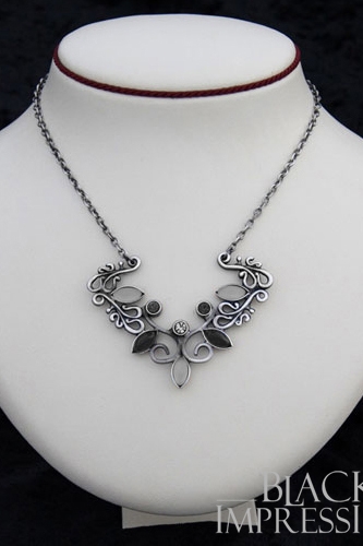 Calenleya necklace with black stones